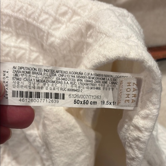 Zara Home Textured White Pillow Covers - 4 covers included - Picture 1 of 6